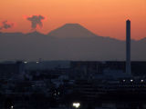 冬の夕日の富士山（東京都杉並区）